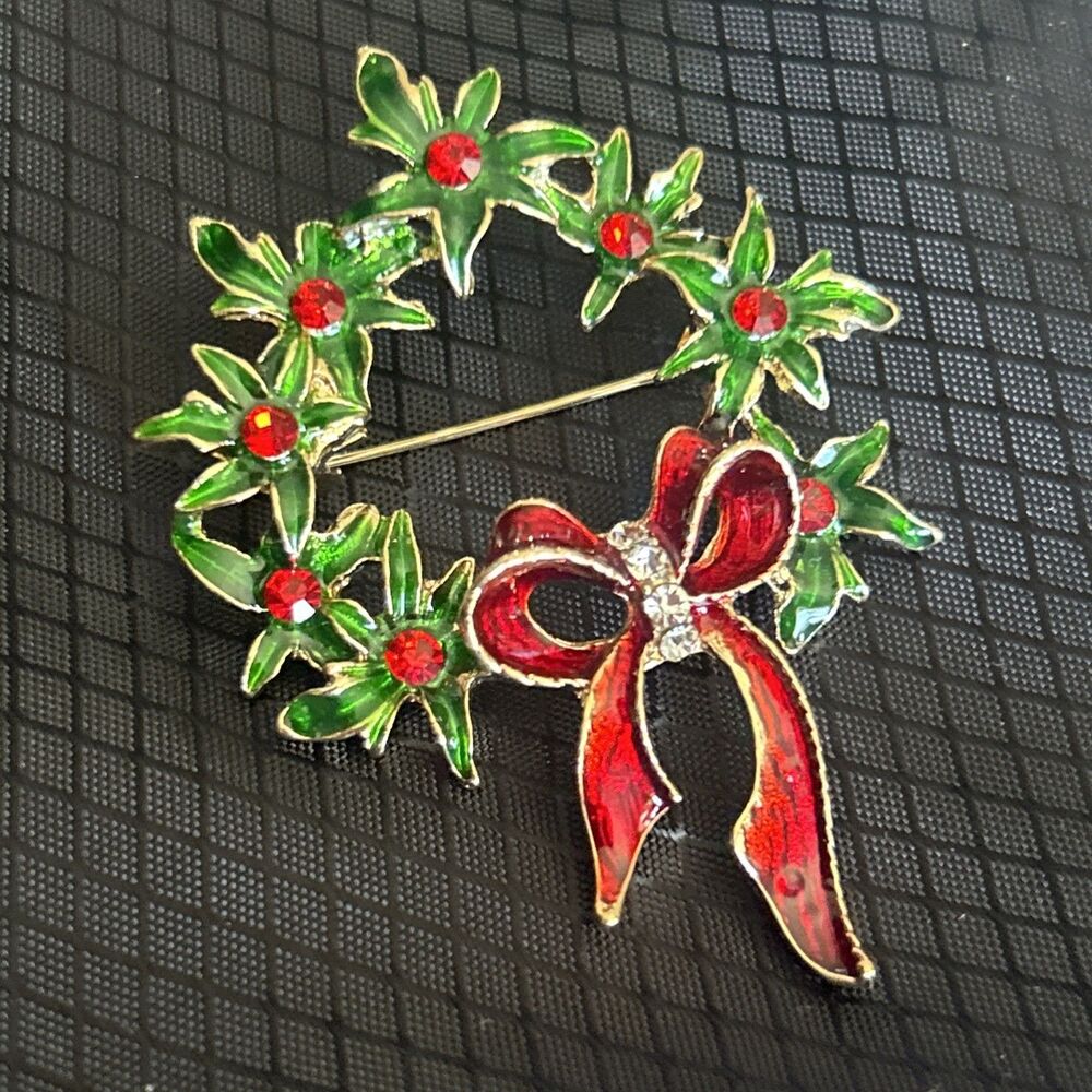 RED & GREEN ENAMALED WREATH AND BOW, HOLLY GOLDTONE CHRISTMAS HOLIDAY BROOCH